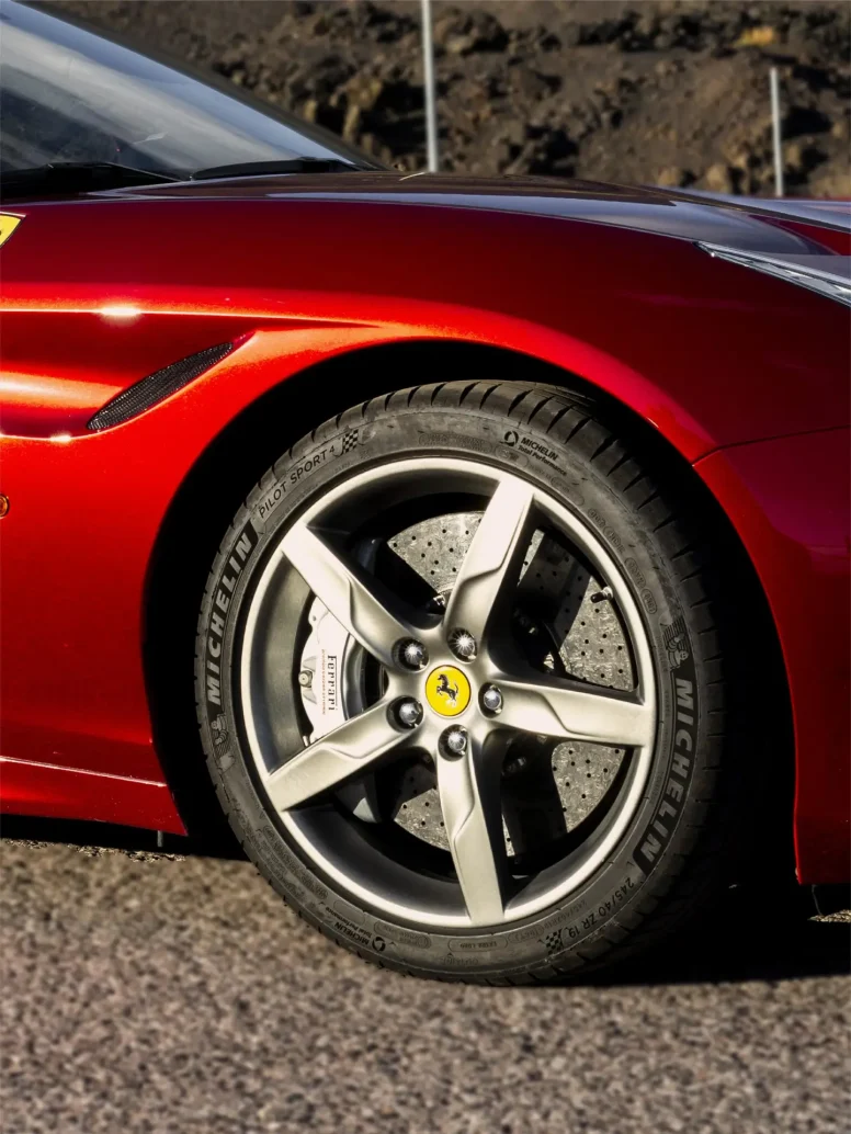 Dettaglio Ruota California T, da guidare sull'Etna. Ferrari California T Wheel Ferrari California T for the ultimate ferrari driving experience in Sicily